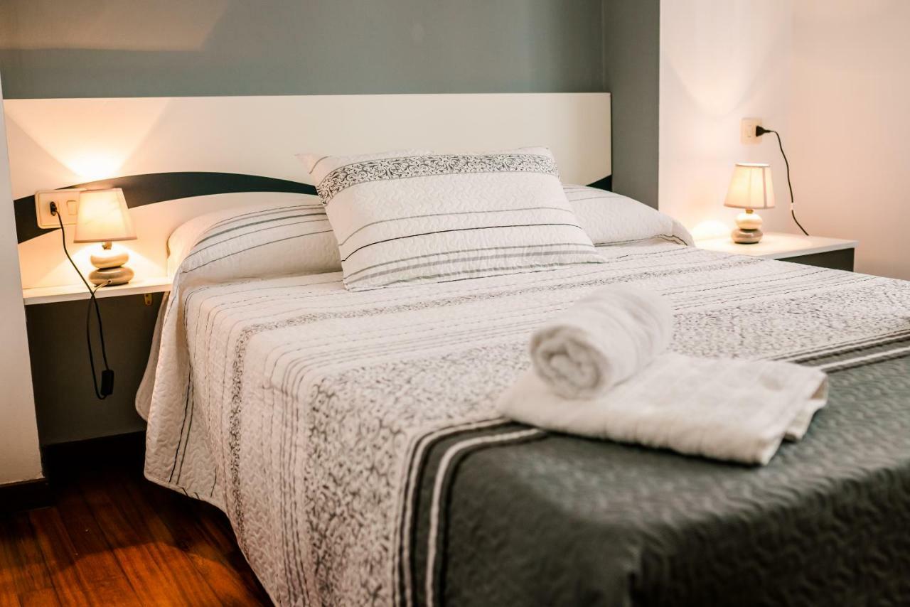Apartamentos Enteros O Lagar Melide Exteriör bild