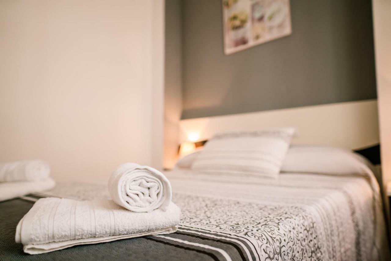 Apartamentos Enteros O Lagar Melide Exteriör bild